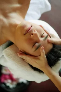 Our sleeping massage treatment combines Tui na and Shiatsu, two of the most effective traditional oriental massage techniques, with essential oil to improve sleeping conditions.